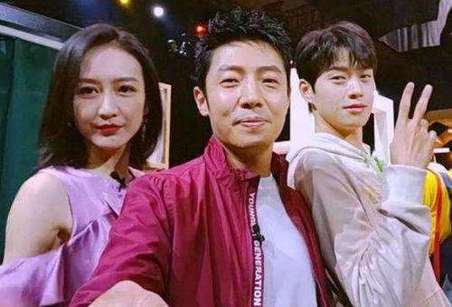 中国明星吃瓜看戏图片,明星吃瓜看戏，揭秘幕后故事