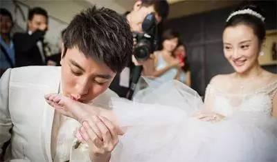 明星结婚脚吻,浪漫脚吻见证爱情永恒