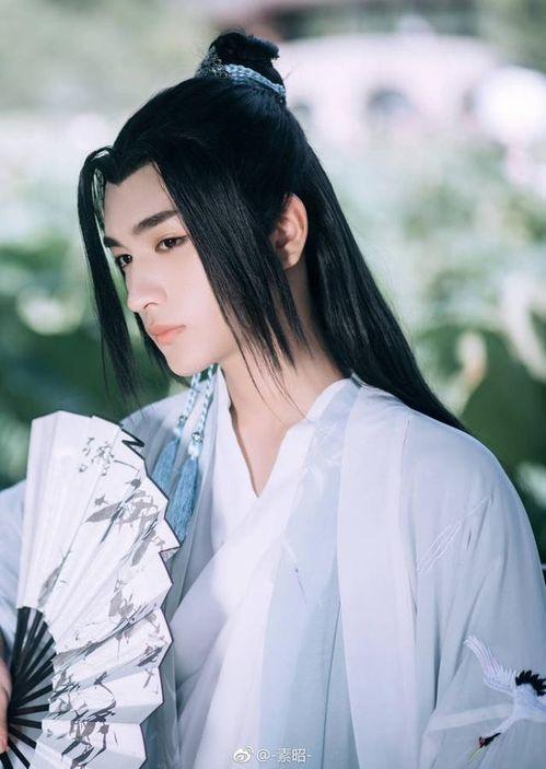 贵州网红穿汉服帅哥照片,传统服饰魅力再现